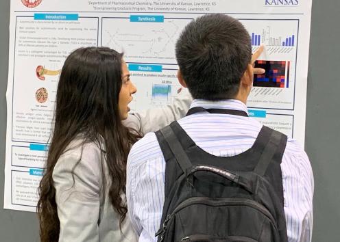 2019 ABRCMS conference poster presenter discusses their research with a conference attendee